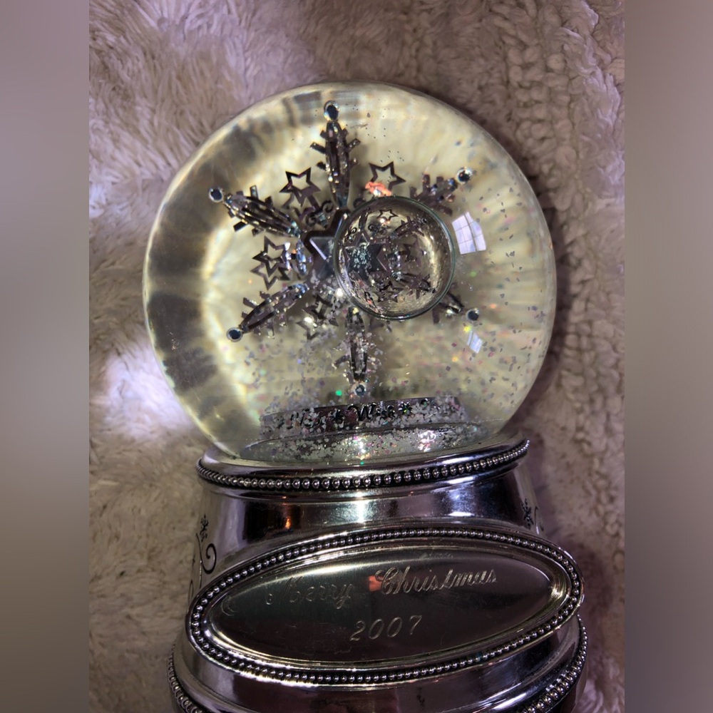 Things Remembered, snow globe, see video, wind up  display 2007